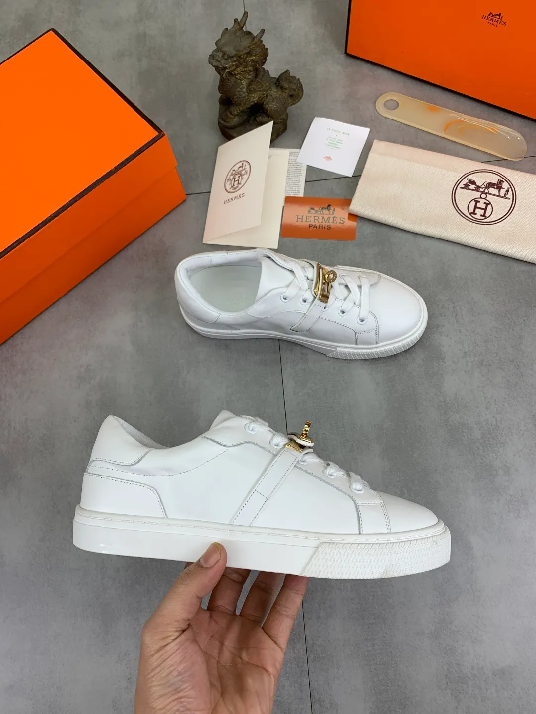 Men's men's shoes 💰P640 New Hermes top version Hermès classic couple style #𝐊𝐞𝐥𝐥𝐲 buckle casual white shoes skateboard shoes that will not conflict with shoes at all. Full of unknowns, Hermès rarely produces flat casual shoes and they are paired with classic palladium-plated Kelly shoe buckles! You'll fall in love with it at first sight. It's super versatile and can be worn with any skirt or pants. 🉑️Close your eyes and wear it. It's super noble. Fabric: Specific cowhide/canvas material. Lining: Sheepskin lining. Outsole: Original molded TPU outsole. Size: 35-45.